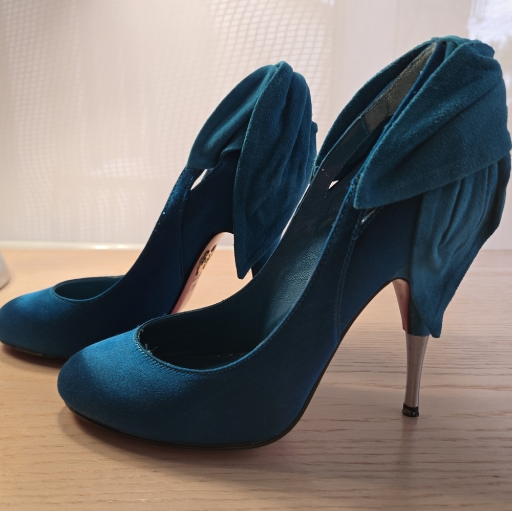 Betcey Johnson Elegant Blue Satin With Suede Bow 4.5 Inches Heels Size 7.5 M